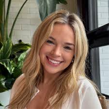 I am thrilled to announce that I accepted an offer with Arrive Logistics as  a Summer 2022 Sales Intern, in their Chicago Office! I'm looking forward to  gaining knowledge in the Logistics