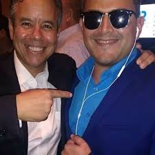 El que promovió la reforma laboral con el que arrestó el FBI. Por eso  defienden tantos los votos y hacen lo que sea para robase las elecciones.  El dinero los mueve. 📍Ninguna