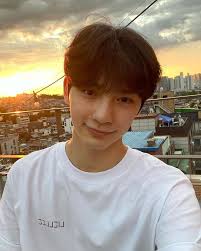 June: Chàng Idol điển trai khiến cả làng Gongjin mê đắm trong Hometown  Cha-Cha-Cha