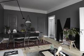 Ist der raum kleiner oder hat das wohnzimmer dachschräge, sollte man sich lieber für hellere farben entscheiden /gelb, orange, rosa/. Wandfarbe Grau Schone Wandfarben Freshouse