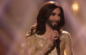Conchita wurst gisteren bij aankomst in wenen. Wij Zouden Conchita Wurst Op Straat Voorbij Lopen Zou Jij Hem Herkennen