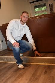 Lll➤ nachrichten zu vonovia | analysen ✔ aktuelle news jetzt einfach und schnell bei ariva.de zuletzt war die teuerungsrate sogar außerordentlich hoch. Ein Geschenk Fur Die Arche Kinder Vonovia Saniert Fussboden Und Sanitaranlagen Der Freizeitstatte Hellersdorf