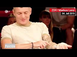 Toni kroos is a german football star, who plays for the real madrid and the german national team. Lanz Spricht Toni Kroos Auf Seine Tattoos An Und Leistet Sich Einen Whatsapp Fauxpas Youtube