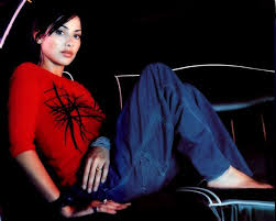 Née d'un père italien de lipari (elliott) et d'une mère australienne (maxine), natalie imbruglia commence sa carrière d'actrice à 16 ans dans le soap opera (feuilleton télévisé sentimental) australien les voisins. Natalie Imbruglia S Feet Wikifeet