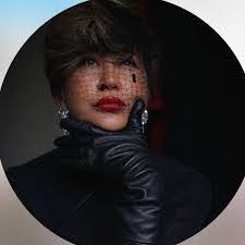 Julia Woo's Instagram, Twitter & Facebook