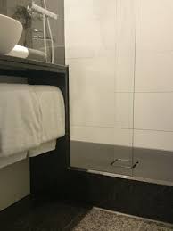 Eine duschmatte löst das rutschproblem der eine weitere möglichkeit, um ihre duschwanne oder die dusche rutschfest zu machen, besteht. K215jcrom8pi7m