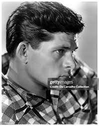 Lee Dewey's Instagram, Twitter & Facebook