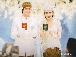 Namun jenis pakaian ini untuk orang yang berpendidikan tinggi, atau bisa juga untuk para saudagar kaya. 7 Pakaian Adat Jawa Barat Dari Kebaya Sunda Hingga Kebaya Pengantin Kumparan Com
