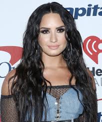 Khloe kardashian's perfect wavy hair — get her gorgeous look. Mermaid Waves Hair Trend Kim Kardashian Demi Lovato