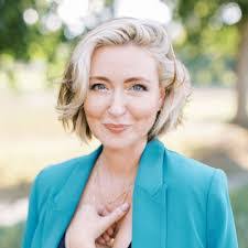 Lesley Butler's Instagram, Twitter & Facebook