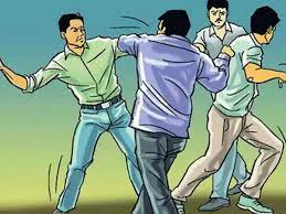 Lalitpur Forced To Drink Urine News,ललितपुर: दलित को पेशाब पिलाने की कोशिश,  अब आरोपी का भतीजे पर जानलेवा हमला, 3 सस्पेंड - lalitpur forced to drink  urine case absconding accused attacked the
