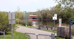 Voie hors route entre le parc Marcel-Brochu et le camping