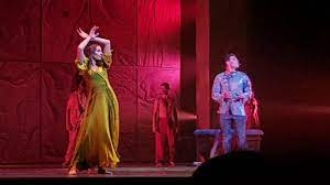 Outre timéo au casino de paris, la circomédie musicale d'alex goude, les 3 mousquetaires au palais des sports avec olivier dion et brahim zaibat , le rouge et le noir au palace à paris , un opéra rock adapté de l'œuvre de stendhal avec côme de the voice, oliver twist, à la salle gaveau avec nicolas. Belle Notre Dame De Paris Comedie Musicale Youtube