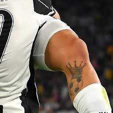 Tatuaje De Un Balon De Futbol Y Una Corona En El Interior De La Pierna Izquierda De Paulo Dybala Tatuaje De Dybala Tatuaje Balon De Futbol Tatuajes Futboleros