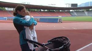 Huch, was hat gigi buffon denn da in der hand. Schweiz Triathletin Nicola Spirig Der Kleine Yannis Hat Prioritat Glanz Gloria Srf