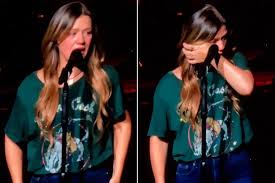 Kelly Clarkson Tears Up Onstage Days Before Ex Brandon Blackstock's Death