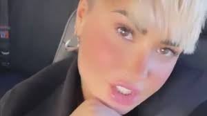 Top modische kleider & kleiderme.club. Demi Lovato Verrat Darum Hat Sie Frisur Drastisch Verandert Promiflash De