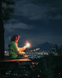 Gambar pemandangan pantai atau lautan yang indah pada sore hari menjelang malam akan terlihat sunset yang sangat begitu indah sekali,anda bisa melihat sendiri lalu mengambil foto dengan latar belakang hamparan lautan pada malam hari,untuk hasil hd gambar sebaiknya gunakan kamera dengan resolusi yang tinggi. 8 Spot Menyaksikan Keindahan Gemerlapnya Jogja Di Waktu Malam Indah Dan Romantis Abis