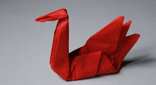 Découvrez en quelques étapes comment réaliser un pliage de serviette raffiné façon restaurant gastronomique, qui ravira vos convives. Pliage De Serviette La Forme Cygne Pliage Serviette Papier Pliage Serviette Papier Facile Pliage Serviette