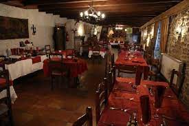 The rustic and modern guest rooms at auberge du vieux port are uniquely decorated and include free wifi and a cable tv. Auberge Du Vieux Pont Palmas D Aveyron Restaurant Tourisme Aveyron