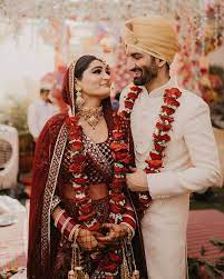 Trending Varmala Designs And Colors For Gorgeous Couple Portraits Indian Wedding Photos Wedding Couple Poses Indian Wedding Couple