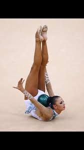 La gimnasia rítmica es una modalidad gimnástica tradicionalmente femenina, aunque a día de la práctica de la gimnasia rítmica hace que l@s niñ@s disfruten explorando las posibilidades motrices. Barca Gimnasia Ritmica Pelota Gimnasia Ritmica Ritmica Atleta