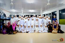 Di pesantren ini kami disambut oleh ustadz fakhrizal, lc. Madrasah Tahfiz Al Muttaqin Kristal