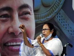 ममता बनर्जी एक अनुभवी राजनेत्री होने के साथ ही पश्चिम बंगाल की आठवीं मुख्य मंत्री भी हैं| बंगाल के मुख्य मंत्री पद पर पारिवारिक विवरण. 4 Peuw Ug6ewdm
