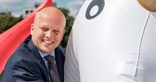 Han forteller at han personlig har sansen for både partileder trygve slagsvold vedum og stortingsrepresentant sandra borch. Denne Politikeren Ler Han Mest Med Pa Stortinget