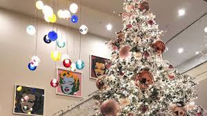 Banyak keluarga menempatkan hadiah di sekitar pohon natal indoor untuk dibuka pada malam natal (tanggal 24 desember) atau hari natal (tanggal 25 desember). Mewahnya Dekorasi Pohon Natal Lima Selebriti Dunia