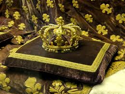 Choisissez vos fleurs et coupez les très court avant de les piquer dans la mousse. Regalia Du Royaume De France Wikipedia