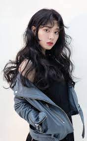 The cut features shaggy and choppy layers with a lot of texture, with some pegging it as a cross. Internationale Haartrends Und Schnitte Fur Alle Langen