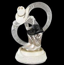 Pin By Becky Irwin On Wedding Fever Cowboy Wedding Cowboy Hat Cake Cowboy Wedding Cakes