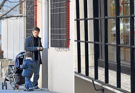 Axel kicillof con daniel gollan y carlos bianco. La Familia Kicillof Insegura En Su Propia Casa Escrache La Polemica De Moda