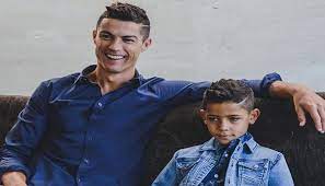 عمره الآن (10 سنوات) و سوف يحتفل بيوم. ÙƒÙˆØ±ÙˆÙ†Ø§ ÙŠÙ‚ÙŠØ¯ ØªØ­Ø±ÙƒØ§Øª Ù†Ø¬Ù„ Ø±ÙˆÙ†Ø§Ù„Ø¯Ùˆ