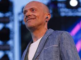 He likes computers and motorbikes, especially harley davidsons, and 883 is one of the models of these motorbikes. Max Pezzali Morto In Incidente E Lui Deve Smentire Sono Vivo Corriere It