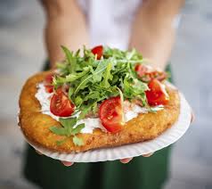 Dawniej langosze pieczono w piecu, w którym wcześniej piekł się chleb. Langos Langosz Foodwiki Pyszne Pl