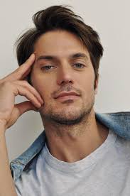 Актеры сериала «эмили в париже» вся информация о сериале. Emily In Paris Heartthrob Lucas Bravo On Adjusting To Fame In Quarantine People Com
