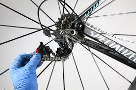 Si je dit pas de conneries, ce sont les guide de chaine qu'use ainsi qu la chaine qui se detend. Montage Chaine Velo Sram Avec Attache Rapide Powerlock