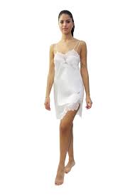 Questo indumento è piuttosto fragile, tessuto molto probabilmente con fine seta di ragno. Camicia Da Notte Luna Di Seta Evabiancheria