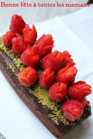 Une Idee De Dessert Vegetalien Pour La Fete Des Meres Un Gateau Chocolat Et Noisettes Parseme De Fraises Gateau Fete Des Meres Alimentation Delicieux Desserts