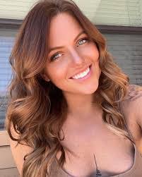 Jaclyn Skinner's Instagram, Twitter & Facebook