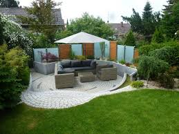 Auch heute noch hat feuer nichts von seiner magischen wirkung verloren. Gepflasterter Sitzplatz Mit Glas Sichtschutzwanden Und Edelstahlwasserspiel Modern Garten Nurnberg Von Bodin Gartengestaltung Houzz