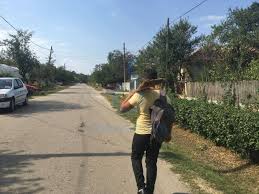 Bine aţi venit pe blogul creat anume pentru dumneavoastră: Dolj O ProfesoarÄƒ De RomanÄƒ ObligÄƒ Elevii SÄƒ Care O MÄƒturÄƒ In Spate Video Foto Stiri Din Craiova Si Oltenia