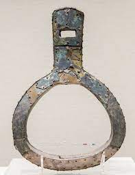 415 鎏金木芯马镫辽宁北票冯素弗墓出土辽宁省博物馆藏415 gilded wooden stirrup unearthed from feng sufu s tomb beipiao liaoning china liaoning provincial muse silver gold gold silver