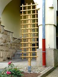 Freistehendes Rankgitter Befestigt An Einem Vierkantpfahl 7 X 7 Cm Welcher In Einer Schlaghulse Steckt A Front Garden In 2020 Wooden Trellis Diy Trellis Trellis