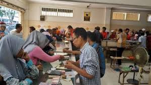 Namun perlu anda ketahui bahwa harga jual emas putih 1 gramnya lebih tinggi. Jelang Lebaran Warga Pamekasan Mulai Serbu Toko Perhiasan