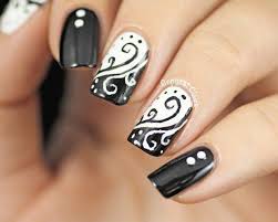 Nageldesign In Schwarz Weiss 24 Elegante Diy Ideen Weisse Nageldesigns Nageldesign Weisse Nagel