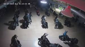 Encuentre otros anuncios motocicletas y partes en indianapolis aquí. Burglars Ride Motorcycles Out Front Door Of Harley Davidson Dealership In Indiana