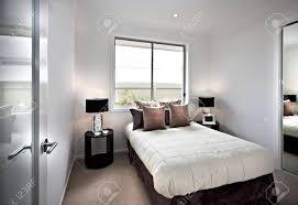 Chambre Moderne Et Classique Avec Des Fenetres Et De Jolies Lampes Pres Du Panneau De Verre Et Des Oreillers Sur Le Matelas Entoures De Murs Blancs Banque D Images Et Photos Libres De